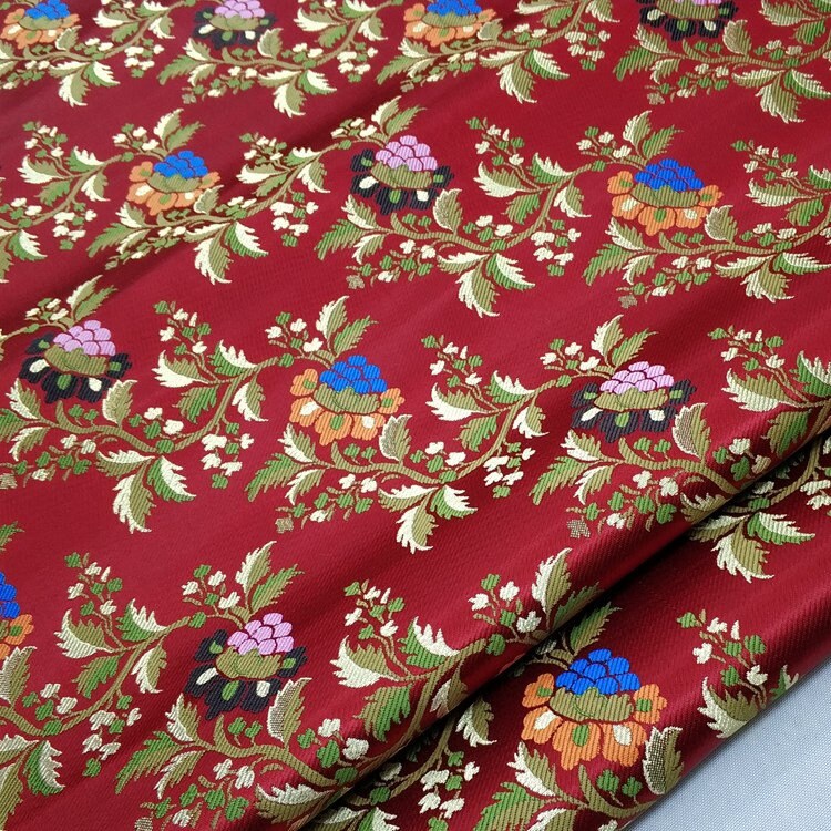 Tissu brocart à motifs floraux rouges : 25 % soie et rayonne, largeur : 74 cm