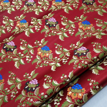 Tissu brocart à motifs floraux rouges : 25 % soie et rayonne, largeur : 74 cm
