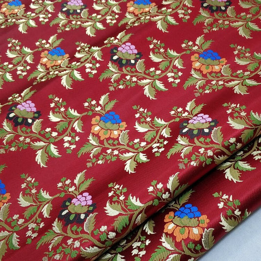 Tissu brocart à motifs floraux rouges : 25 % soie et rayonne, largeur : 74 cm