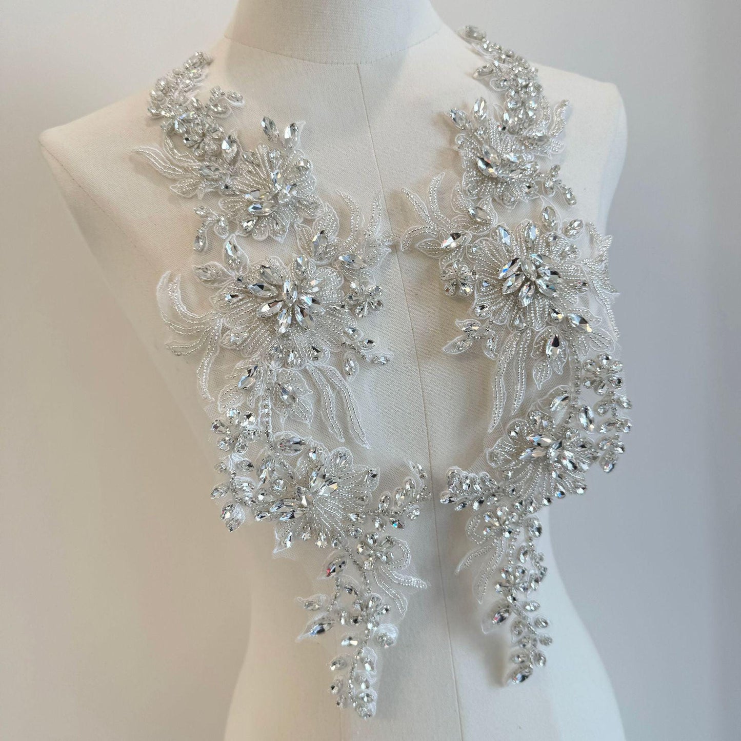 Appliqué de diamants cousu à la main : accessoire pour robe de mariée