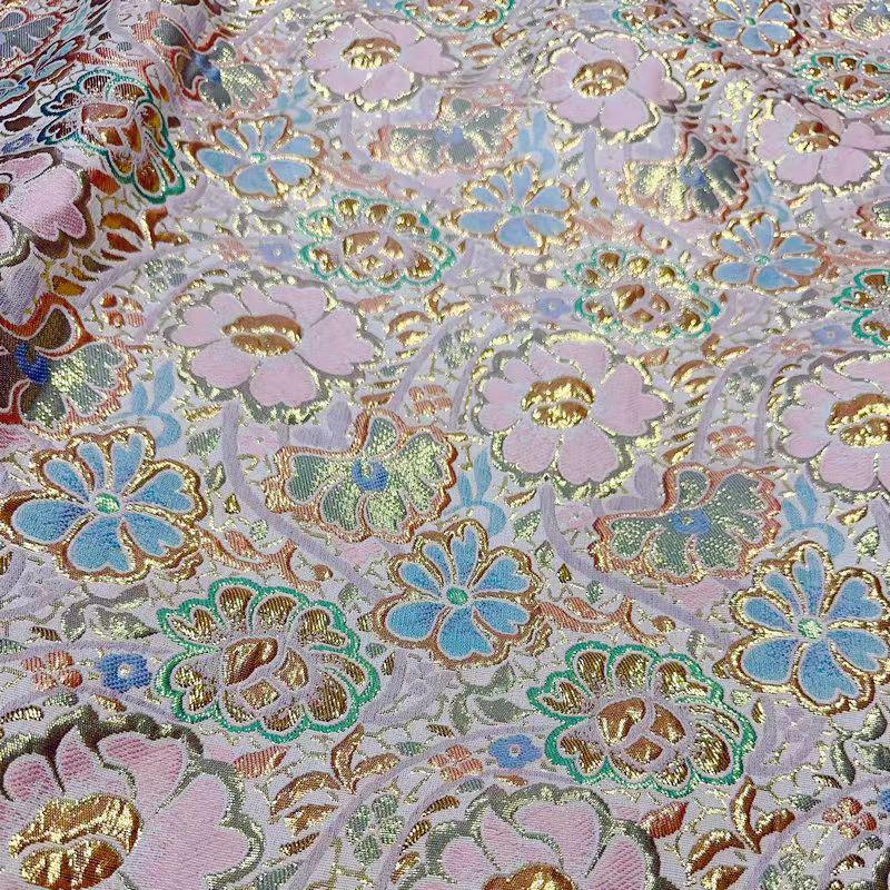Tissu jacquard floral à fil doré : texture 3D, largeur 140 cm (55 po), vendu au mètre