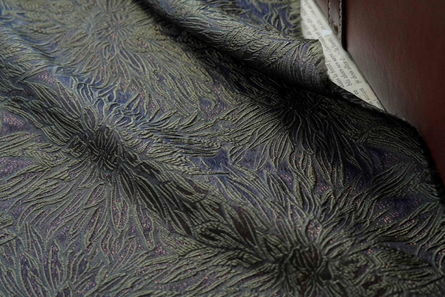 Tissu jacquard floral en relief : matériau d'ameublement de 140 cm de large