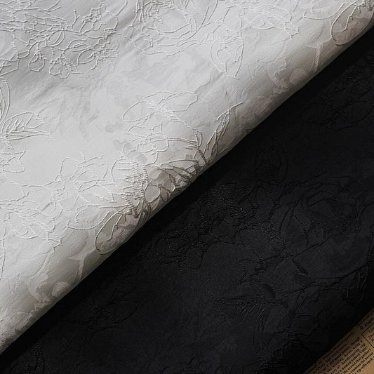 Tissu jacquard gaufré : texture 3D, mélange de fils argentés - Largeur : 140 cm