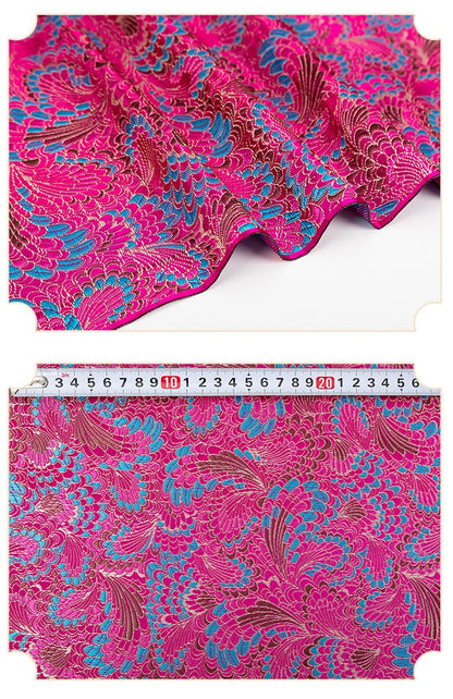 Tissu brocart à motif de plumes de paon : mélange de soie chinoise et de rayonne à fleurs magenta