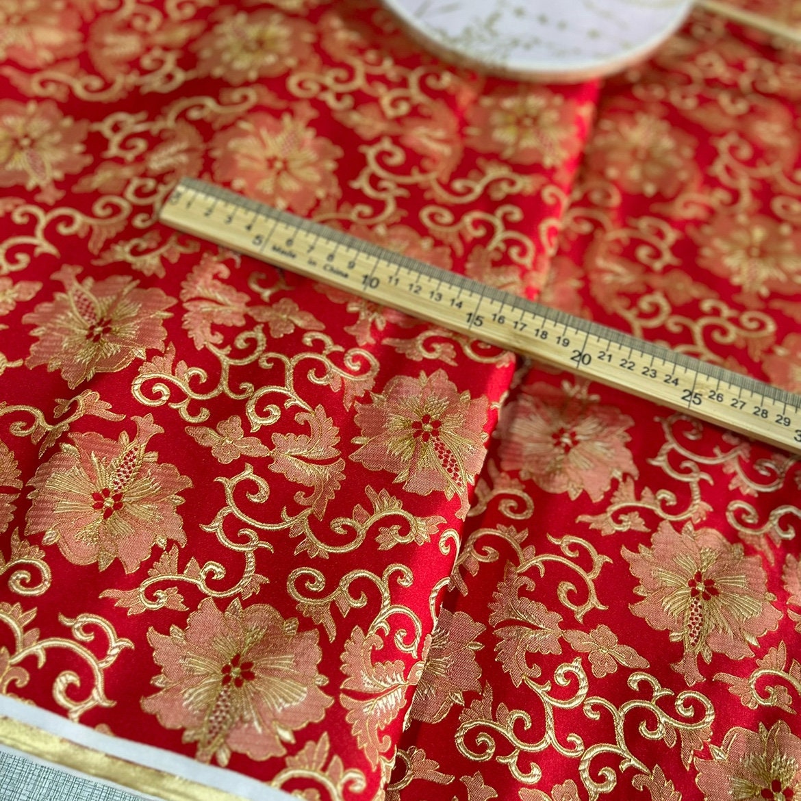 Tissu brocart jacquard à motifs floraux japonais : rayonne rouge et or, 75 cm de large