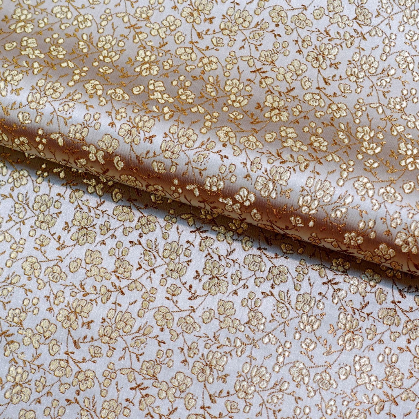 Tissu brocart de soie à motifs floraux : satin de rayonne de 114 cm de large, idéal pour la confection de costumes et l’ameublement, vendu au mètre.