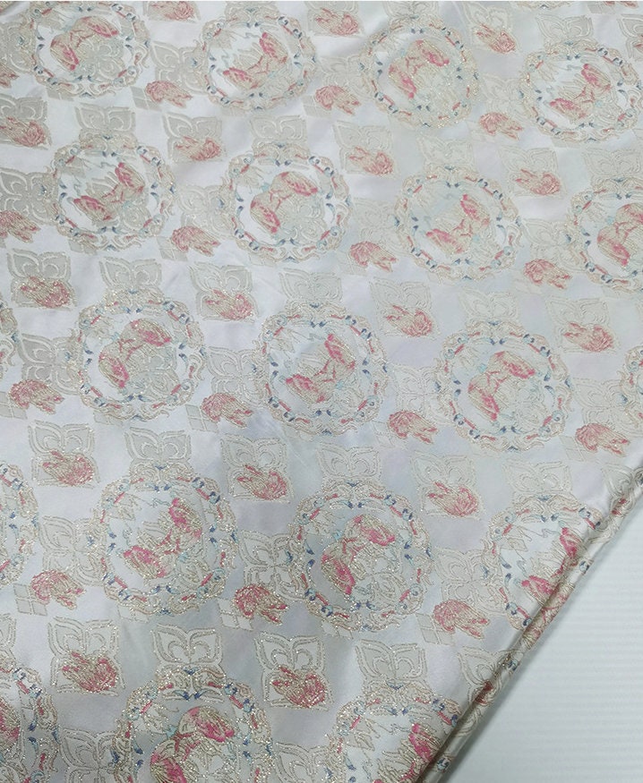 Tissu jacquard vintage : motif papillon et fleur en fil doré, 145 cm de large - au mètre