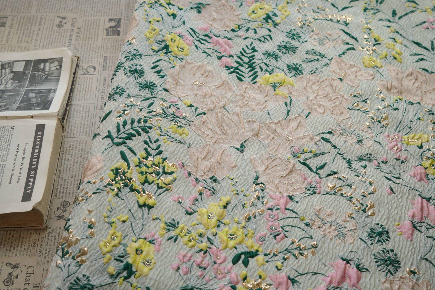 Tissu jacquard floral réversible : Rayonne/Polyester tissé en relief 3D, 137 cm de large