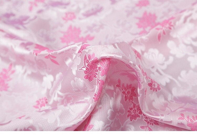 Tissu brocart à motifs floraux : rose et lilas, pour ameublement, costumes et décoration - 89 cm de large