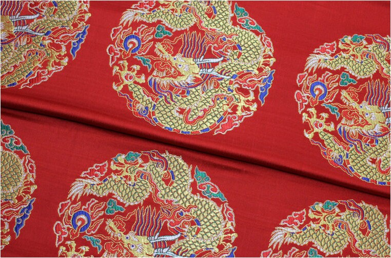 Tissu brocart à motif de dragon chinois rouge : mélange de soie et de rayonne multicolore