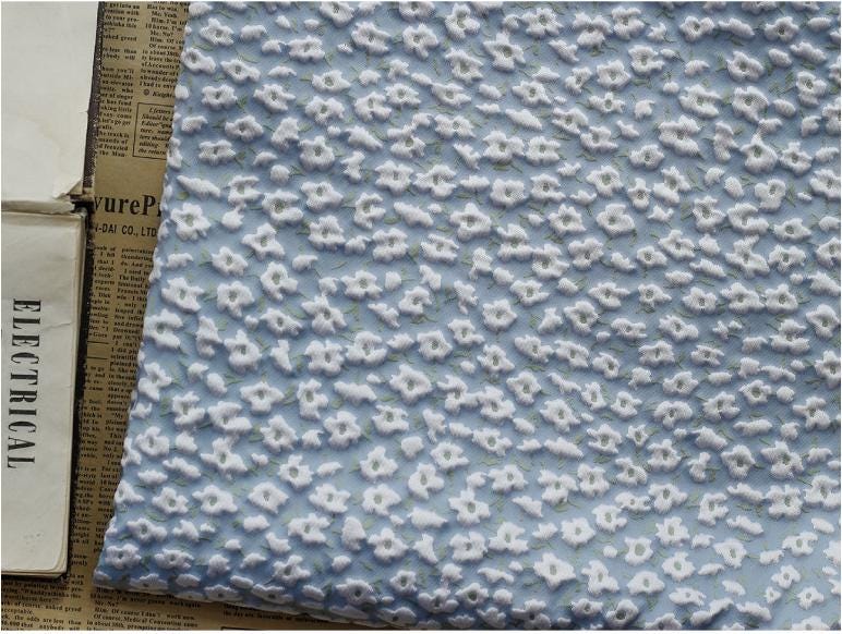 Tissu jacquard floral en relief : texture rigide 3D, largeur 135 cm (53 po) – Mélange de rayonne