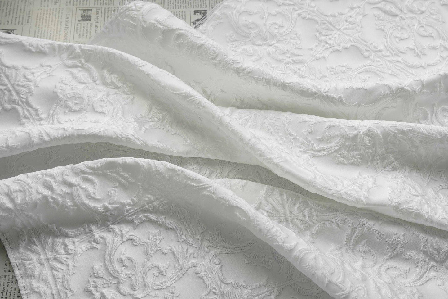 Tissu jacquard blanc pur à motif floral baroque européen en relief, largeur 55 pouces
