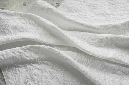 Tissu jacquard blanc pur à motif floral baroque européen en relief, largeur 55 pouces