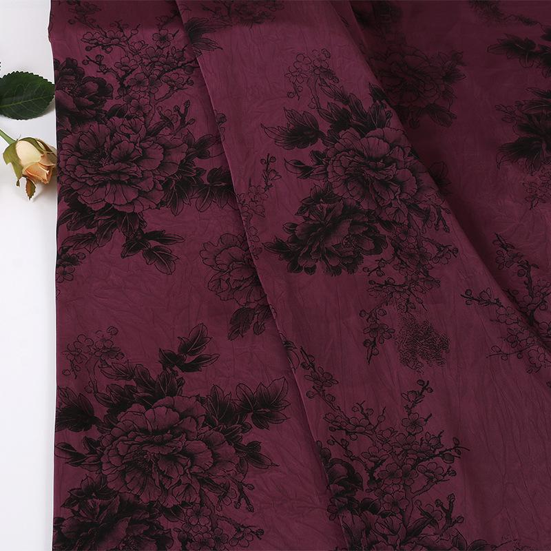 Tissu satiné à motif pivoine : rayonne imprimée de luxe foncée, 150 cm de large