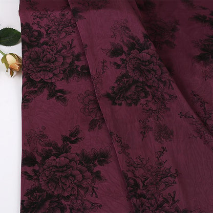 Tissu satiné à motif pivoine : rayonne imprimée de luxe foncée, 150 cm de large