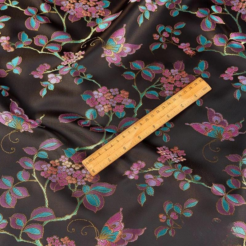 Tissu brocart jacquard à motifs papillons : damas de soie et rayonne de 150 cm de large, pour la décoration de costumes.