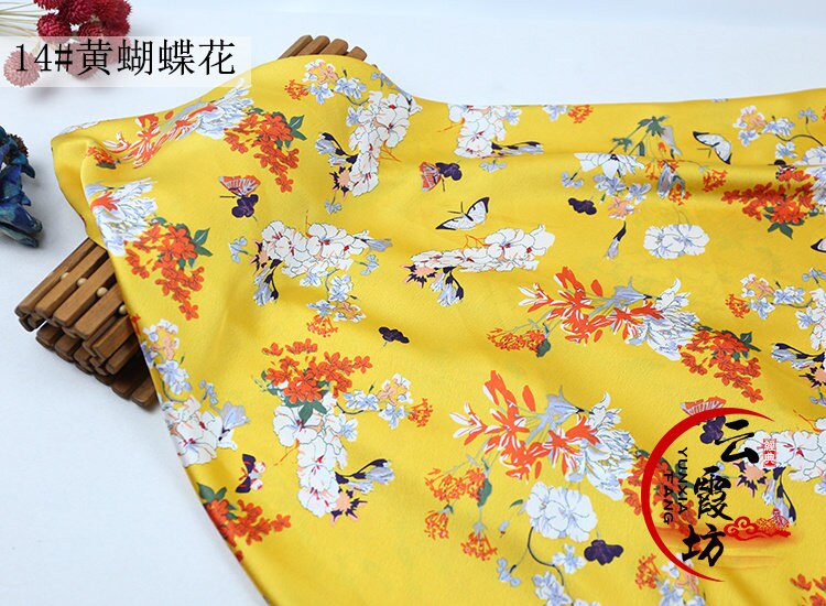 Tissu satiné imprimé floral : matière polyester douce, largeur 150 cm