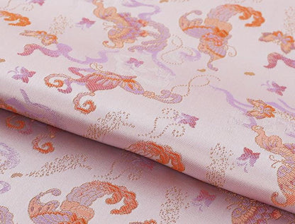 Tissu de kimono Nishijin rose clair : brocart papillon à fil d'or (59" de large)