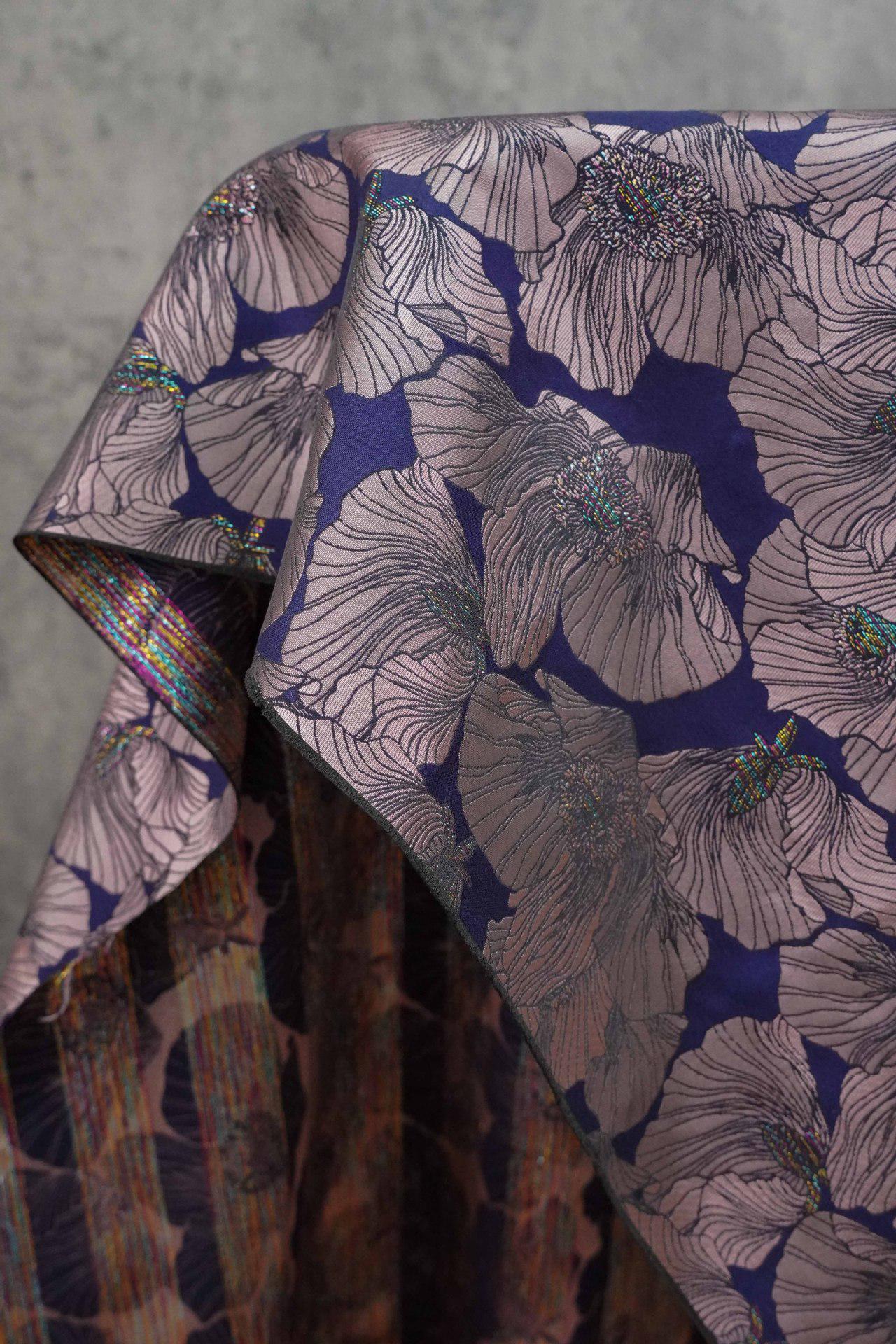 Tissu brocart doré à motif floral vintage : textile de style baroque