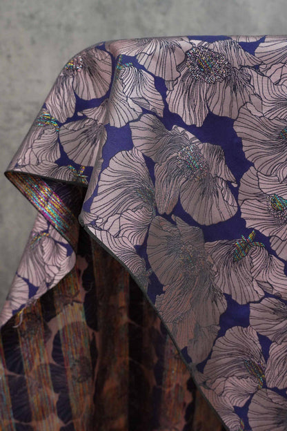 Tissu brocart doré à motif floral vintage : textile de style baroque