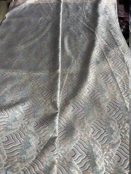 Tissu brocart à motif vagues océaniques : jacquard de rayonne de soie blanc argenté, 140 cm de large