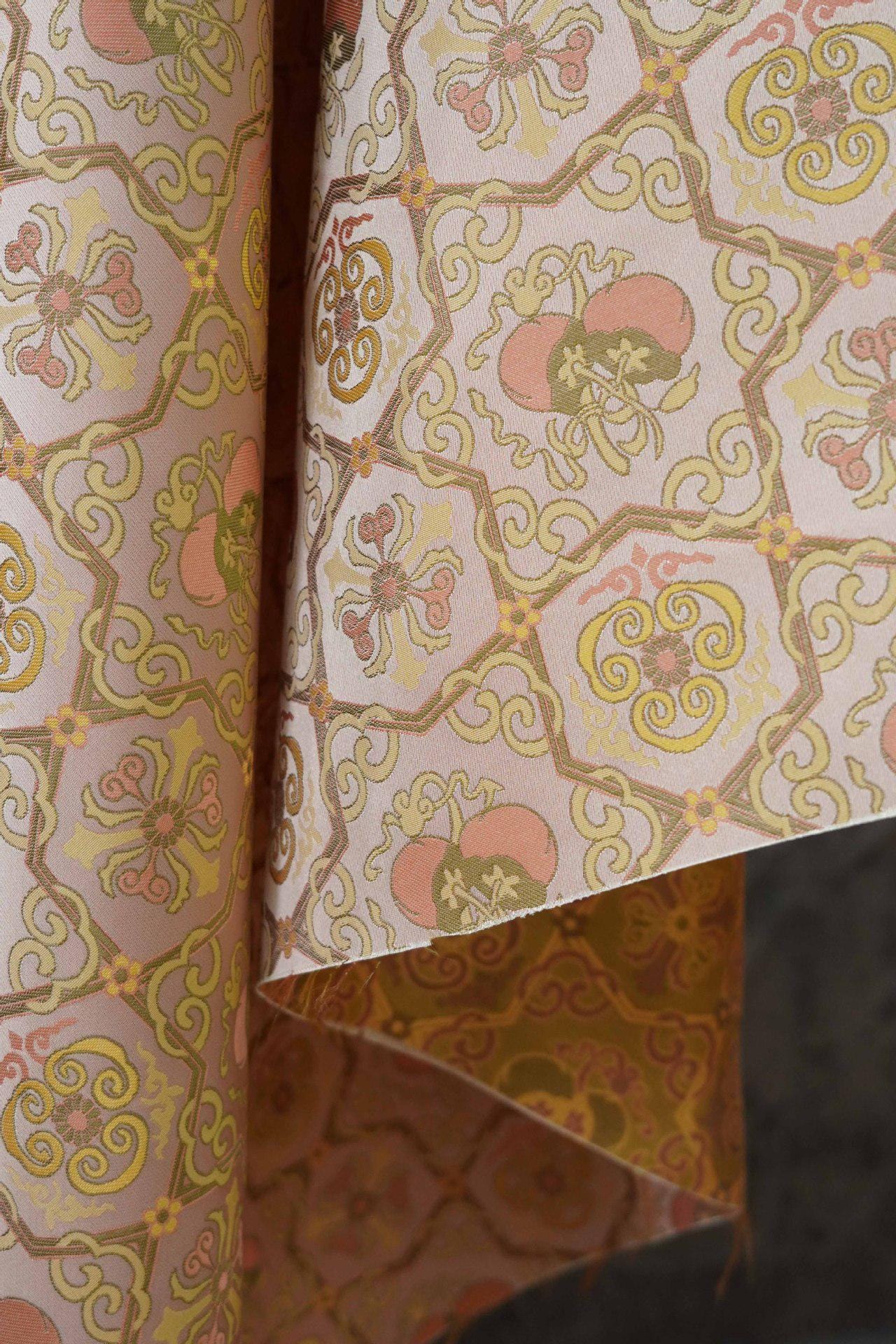 Tissu cheongsam en brocart rose clair : Huit trésors Ruyi, 150 cm de large
