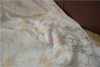 Tissu jacquard à broderie florale dorée : 162,5 cm de large. Idéal pour l’ameublement, les costumes et les rideaux. Vendu au mètre.