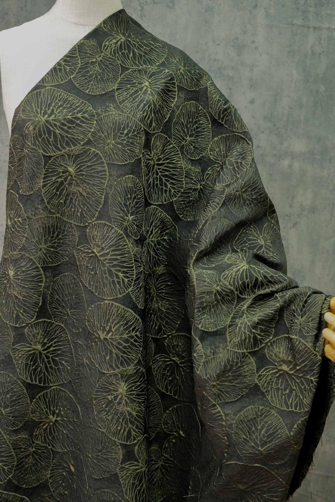 Tissu jacquard 3D à motif feuille de lotus : vert foncé, pour ameublement, couture et loisirs créatifs - 140 cm de large