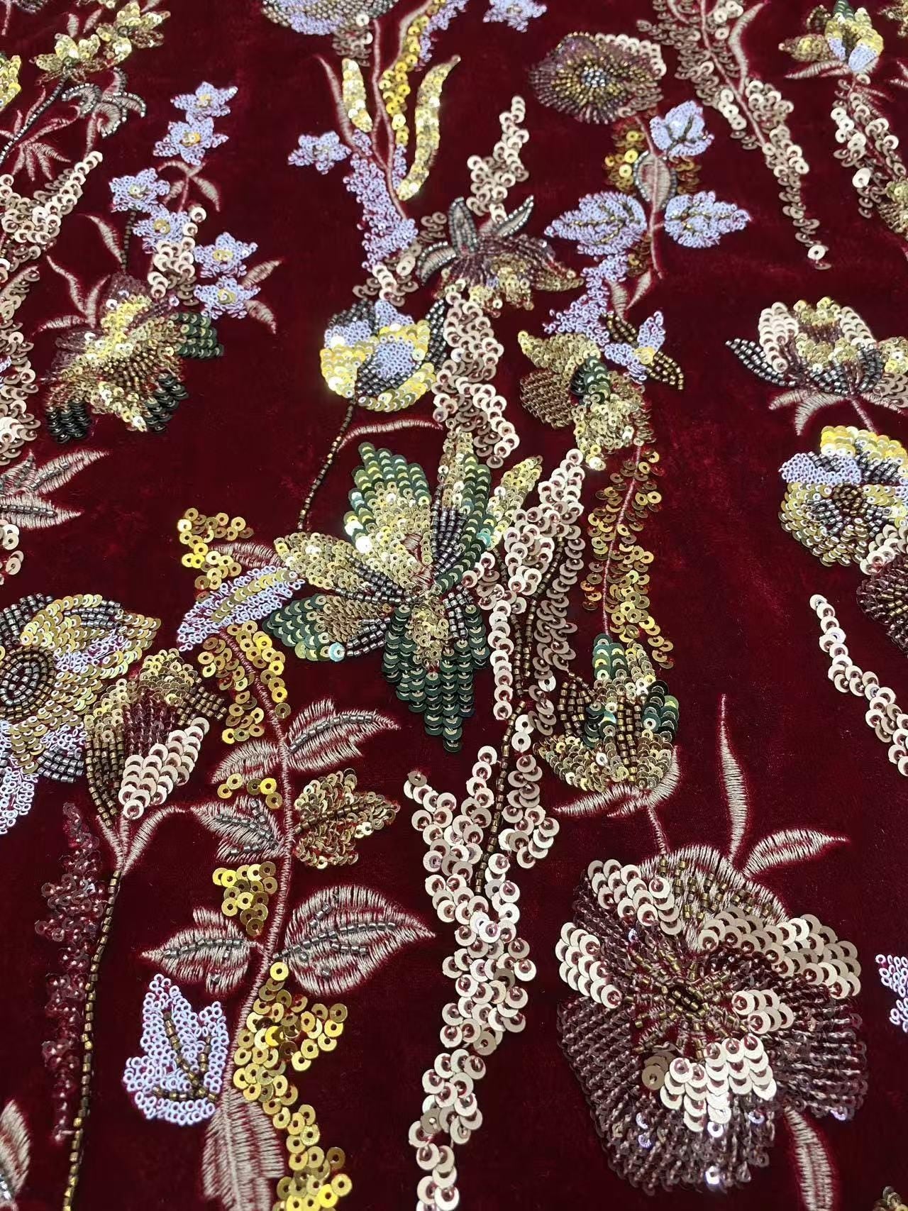 Tissu velours brodé à motifs floraux ���� Paillettes et perles" large
