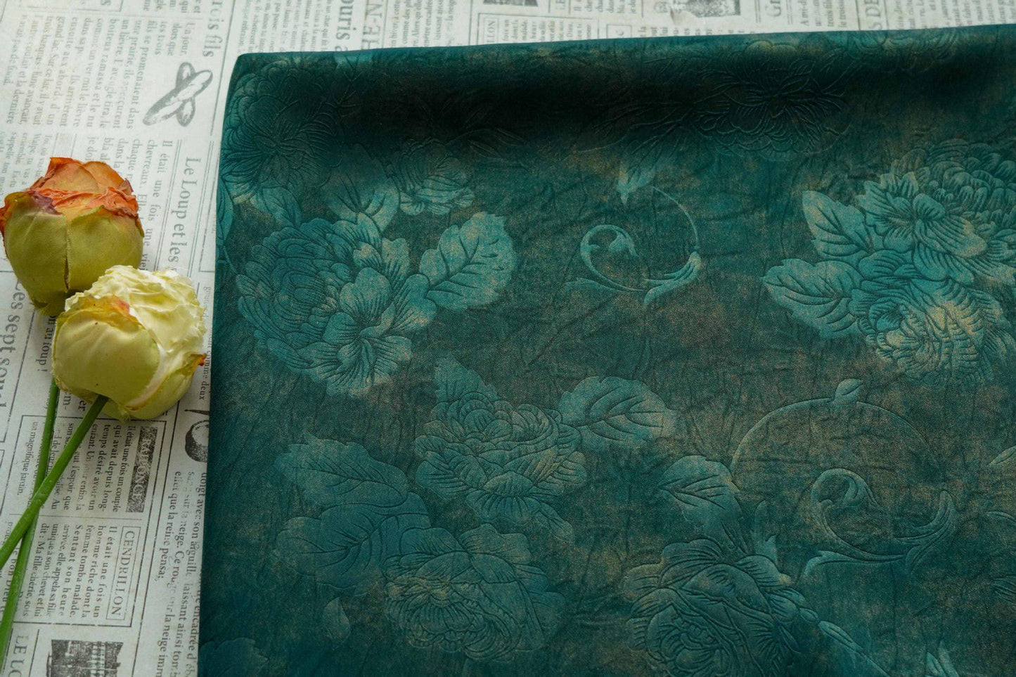 Tissu satin jacquard pivoine vintage ��� Dessin floral soyeux