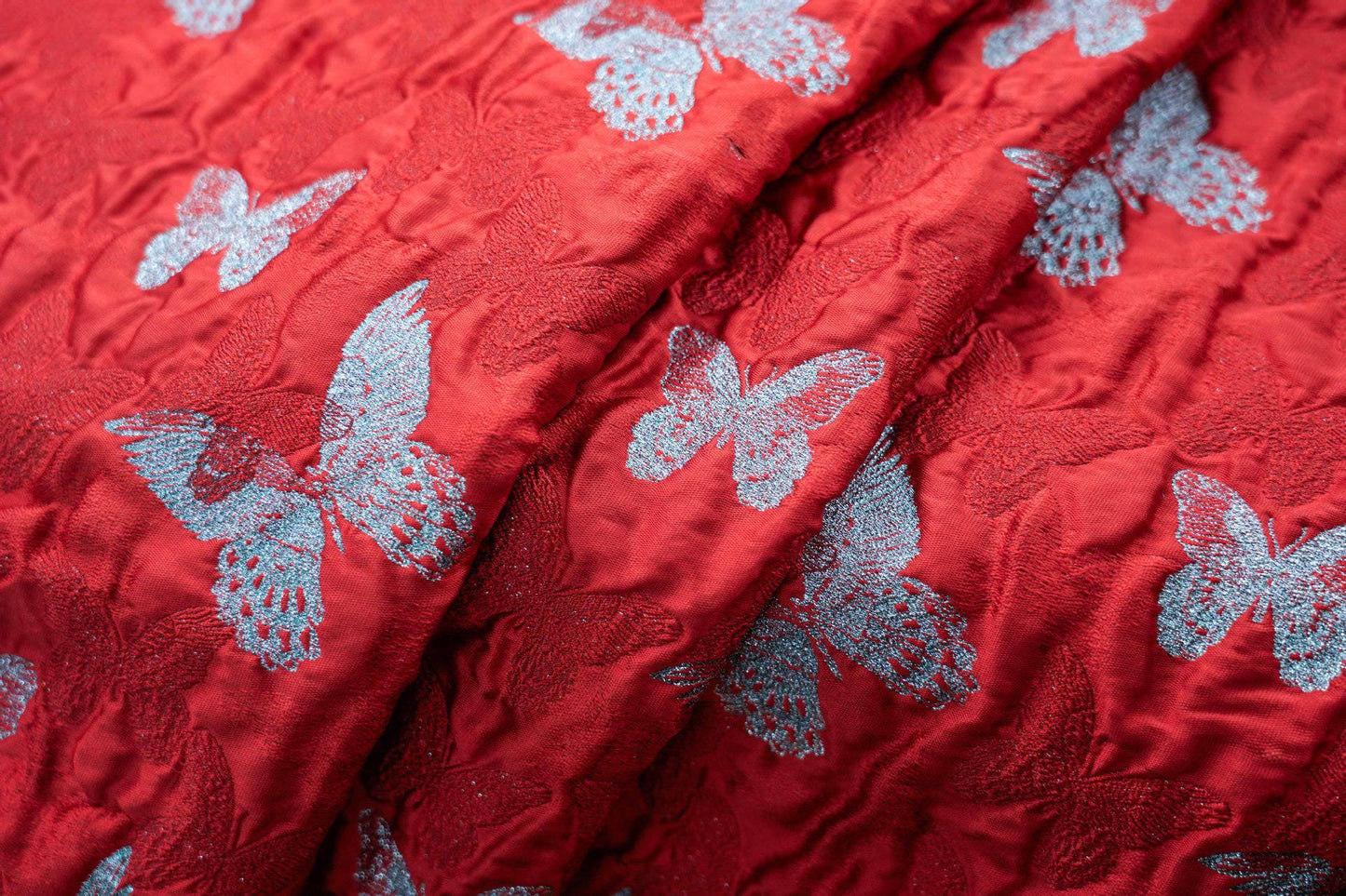 Tissu jacquard rouge à motifs papillons : 117 cm de large, tissu d'ameublement et de costumes