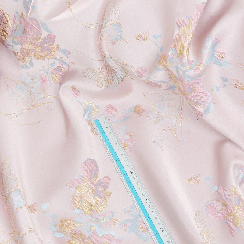 Tissu jacquard papillon à fil doré : texture 3D, largeur 142 cm