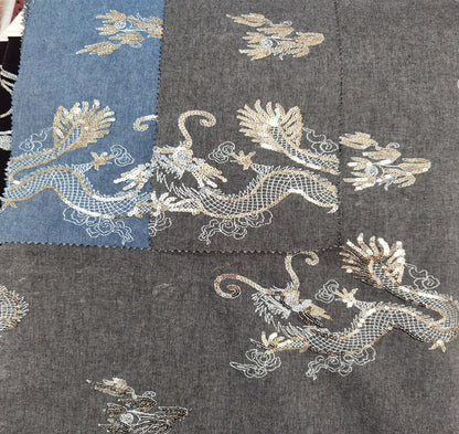 Tissu denim brodé de dragons : coton tissé jacquard, 124 cm