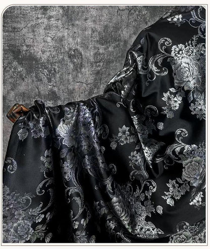 Tissu brocart jacquard noir : motif floral blanc nacré en relief, 150 cm de large