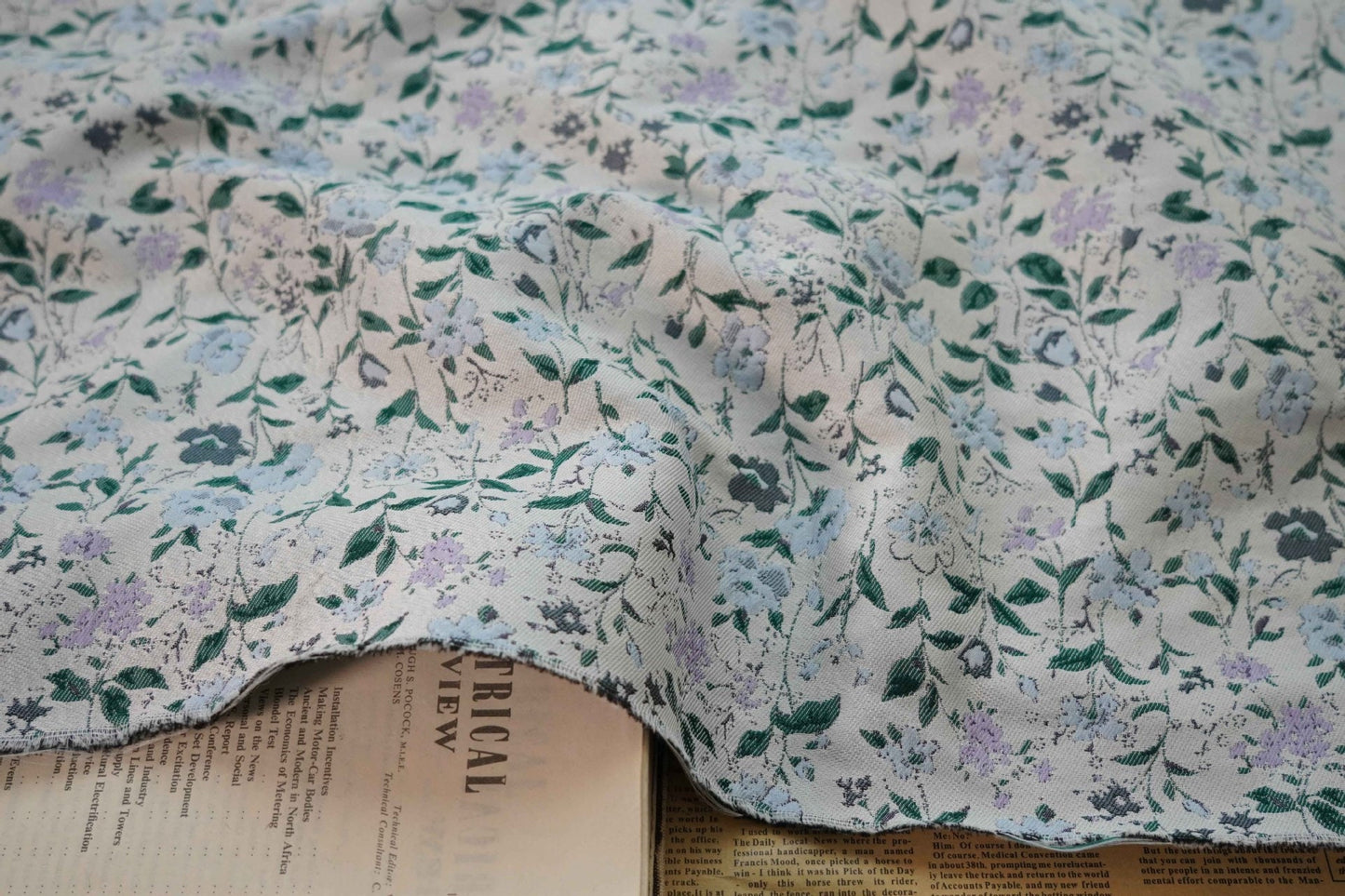 Tissu jacquard à motif floral : polyester texturé 3D, largeur 142 cm