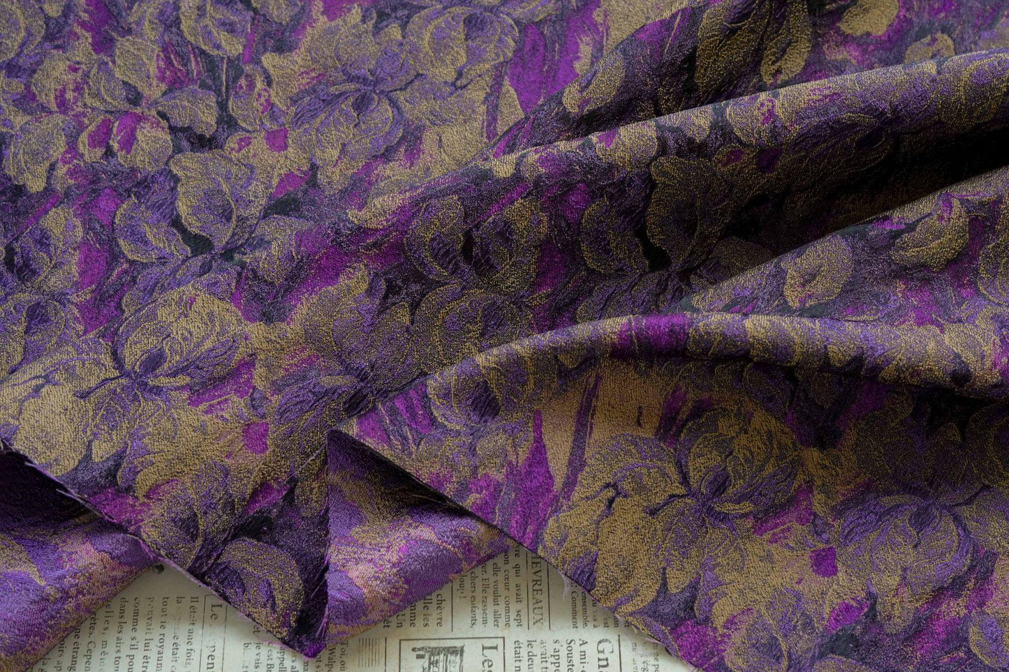 Tissu jacquard à motif floral : fil de rayonne doré, largeur 160 cm, pour matelassage d’ameublement