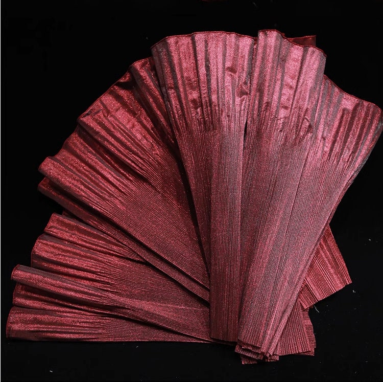 Dentelle organza à lustre métallique : tissu de créateur à volants 3D