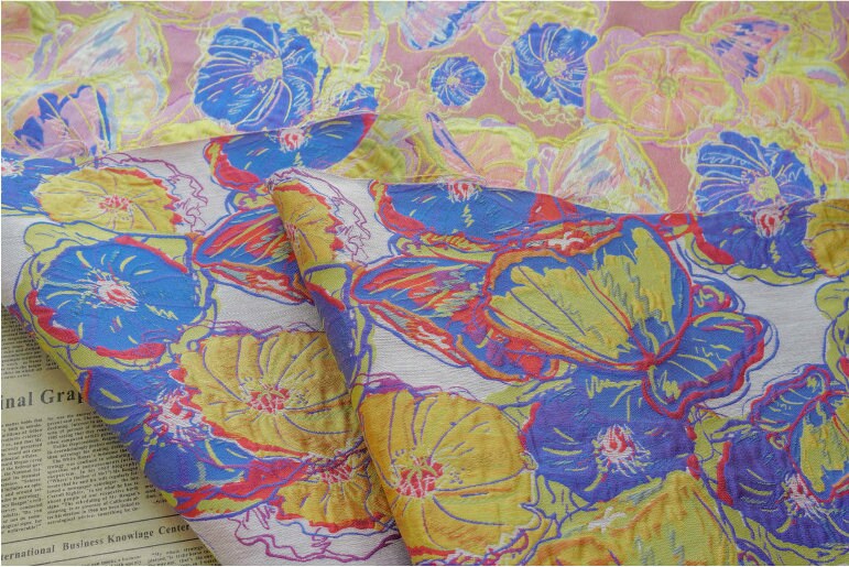 Tissu jacquard à motif floral : polyester texturé 3D, largeur 145 cm