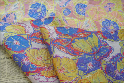 Tissu jacquard à motif floral : polyester texturé 3D, largeur 145 cm