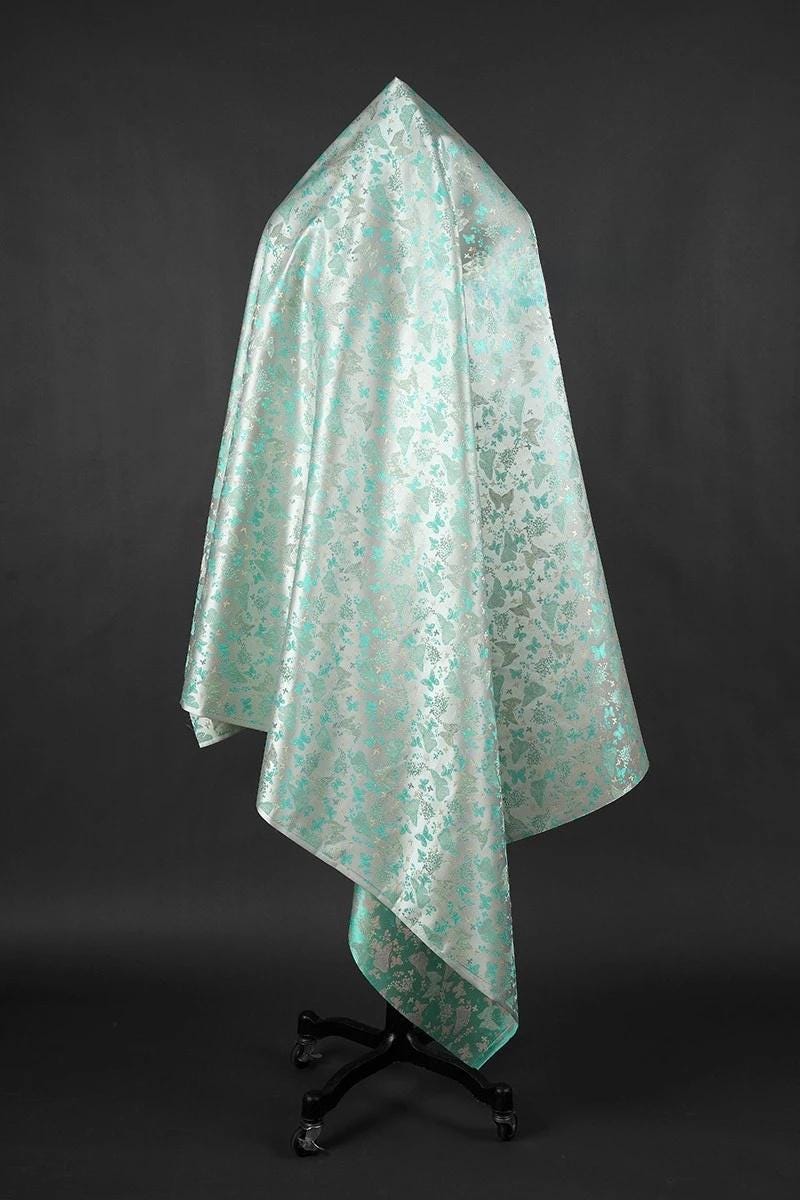 Tissu brocart de soie vert turquoise : jacquard à motifs floraux papillons, 147 cm de large