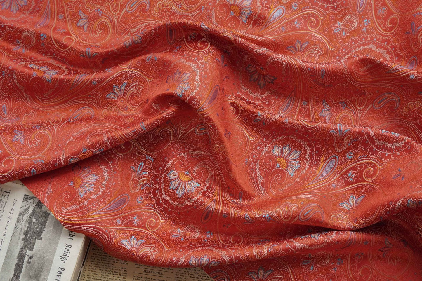 Tissu brocart Queue de Phénix : matériau de couture en rayonne de 150 cm de large