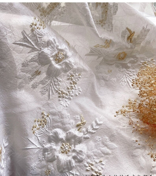 Tissu jacquard blanc à motif pissenlit : lurex doré 3D tissé en relief, 145 cm de large