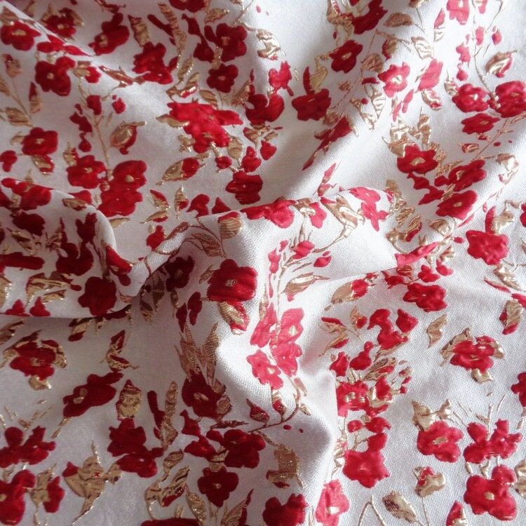 Tissu jacquard à motif floral et fils dorés : texture 3D pour ameublement et costumes - 142 cm de large