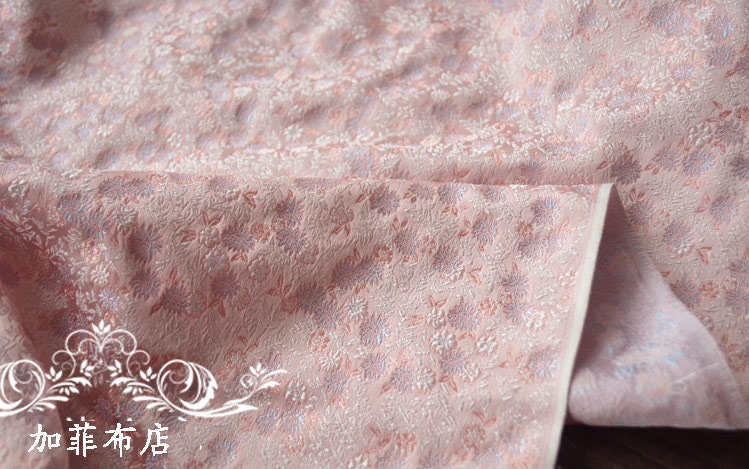 Tissu damassé en brocart de soie : matière tissée de bon augure