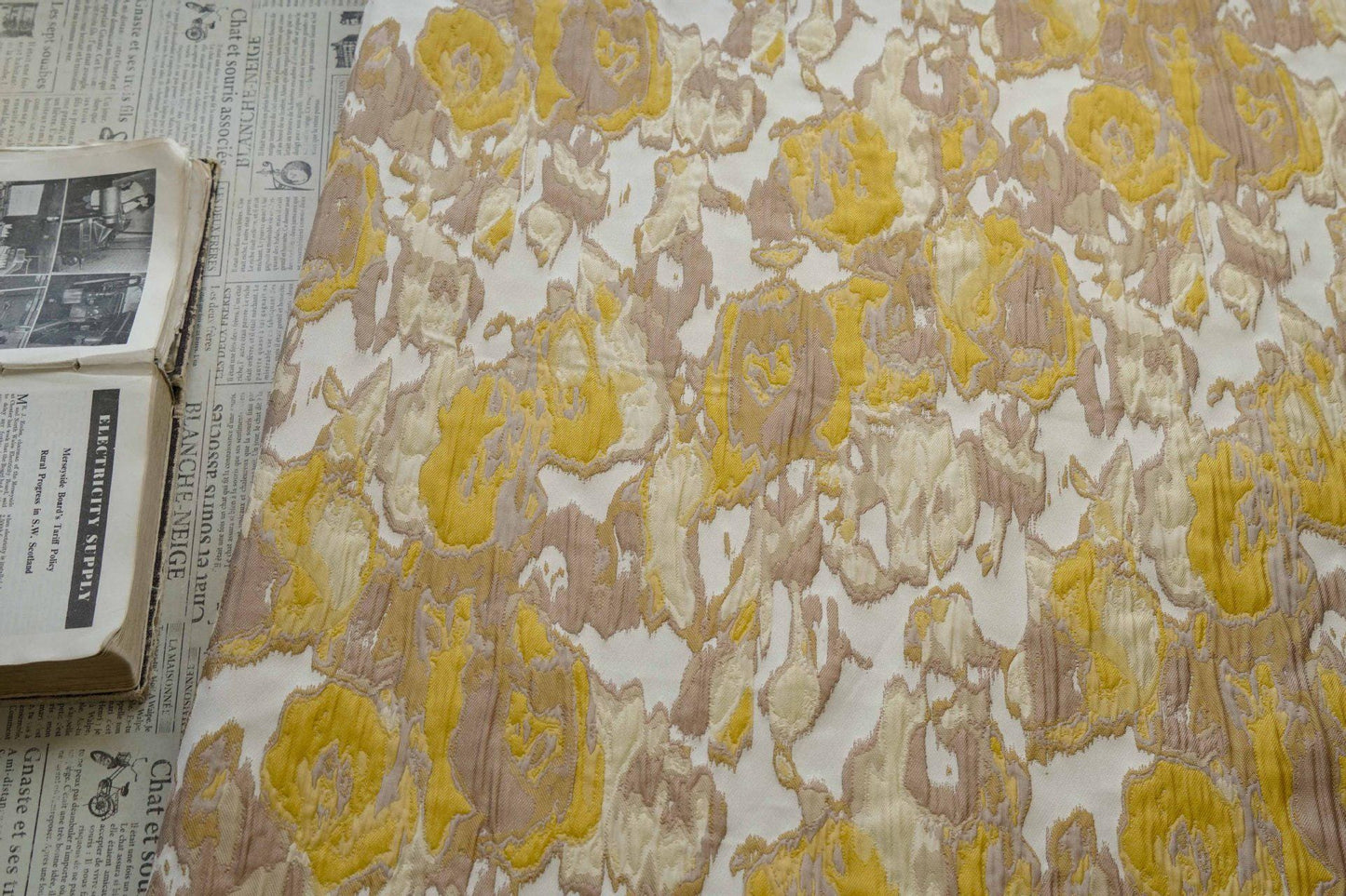 Tissu jacquard gaufré : motif à blocs jaune-brun, 140 cm de large