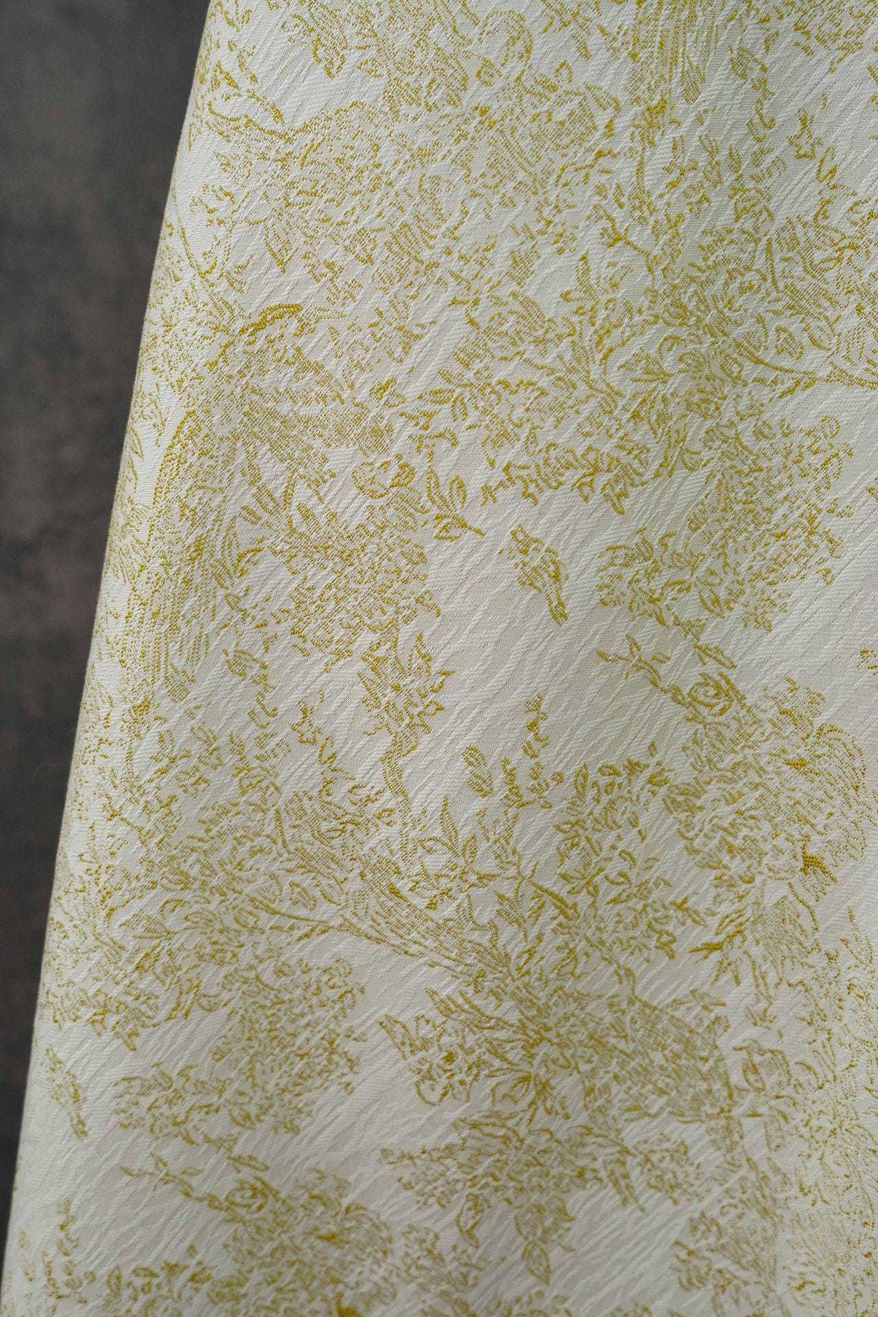 Tissu jacquard floral jungle française : tissage fin pour l’ameublement et la mode