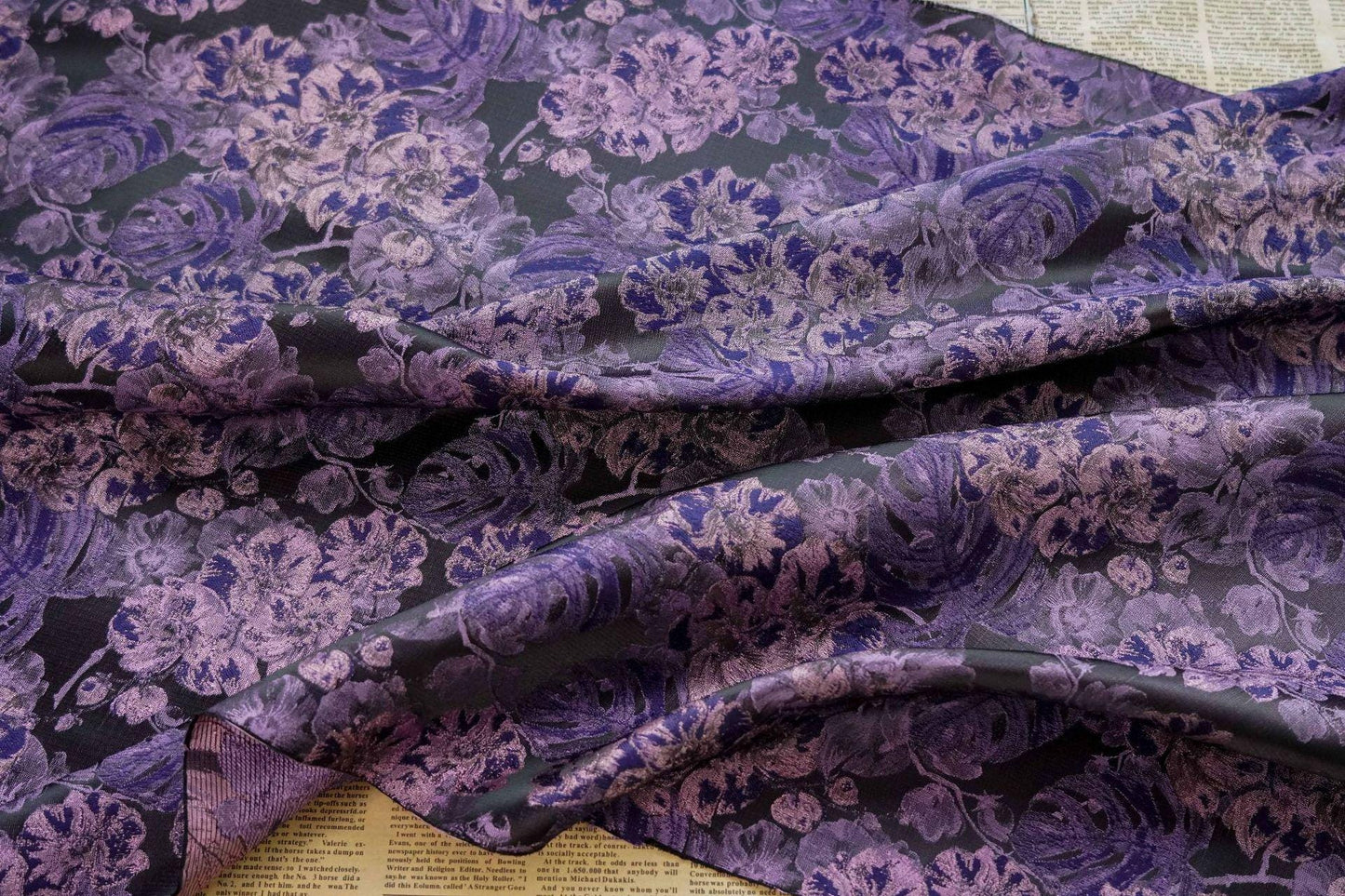 Tissu jacquard à motifs floraux violets : tissu teint en fil de 152 cm de large pour la couture et l’ameublement