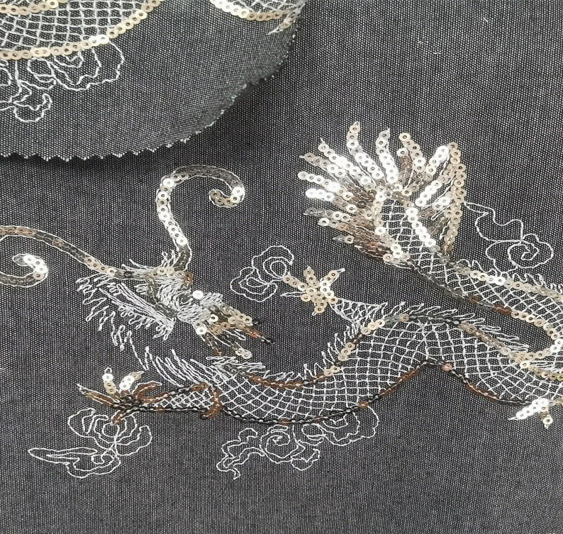 Tissu denim brodé de dragons : coton tissé jacquard, 124 cm