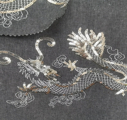 Tissu denim brodé de dragons : coton tissé jacquard, 124 cm
