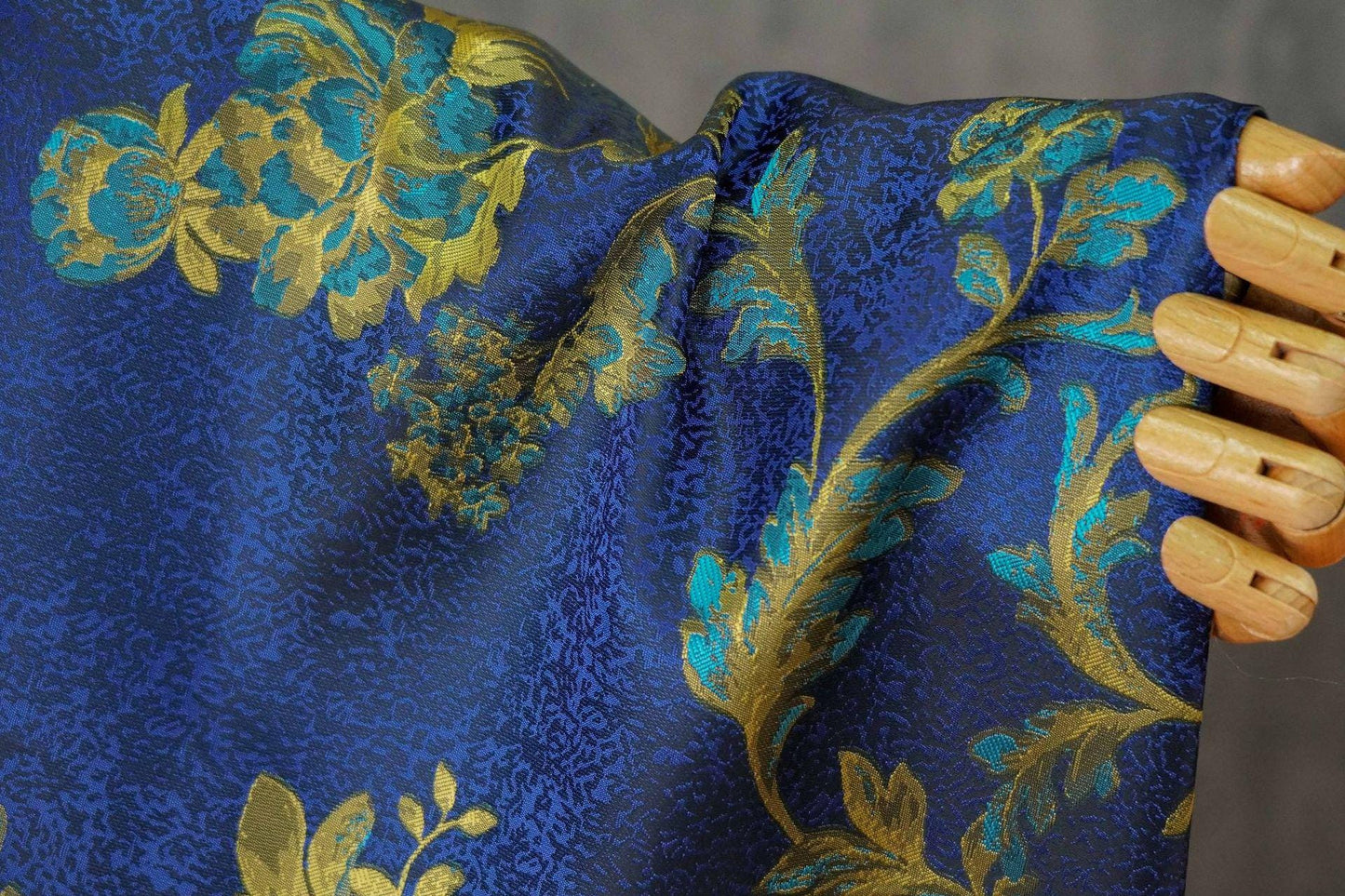 Tissu brocart jacquard à motifs floraux : robe, qipao, décoration intérieure (168 cm de large, polyester, vendu au mètre)